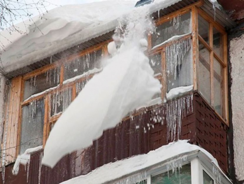 На жителя Бугурусланского района упала снежная глыба